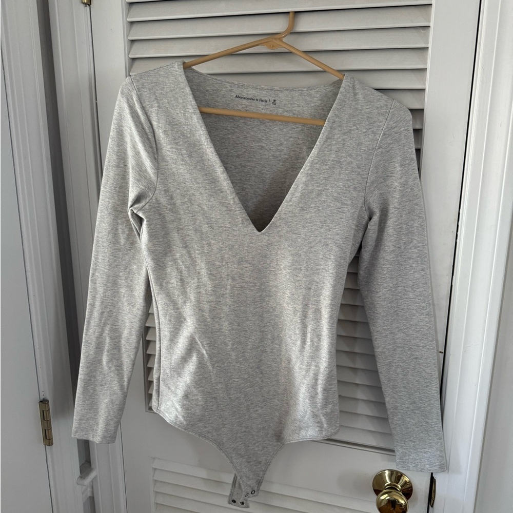 Abercrombie & Fitch Long-Sleeve Seamless Deep-V Bodysuit Light Gray